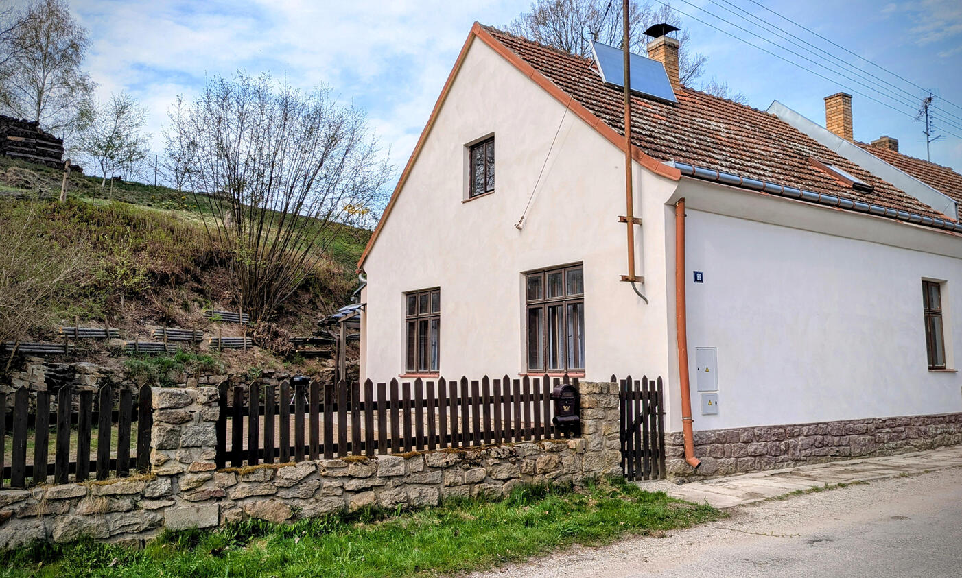 Chalupa a vstupní branka